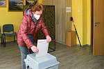Volby do poslanecké sněmovny začaly ve čtrnáct hodin i na Domažlicku. V obci Mrákov čekali na otevření volební místnosti tři místní obyvatelé a za prvních 30 minut dorazilo volit několik desítek lidí.