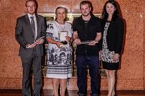 Vítězka ocenění Bílá vrána paní Jana Koubová, stojí druhá z leva 