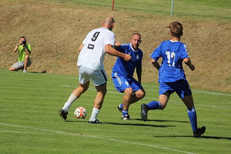 Přátelský zápas na oslavu 55 let herce Ivana Trojana v Krchlebech: šKrchlebský samet - Real Top Praha 6:10.