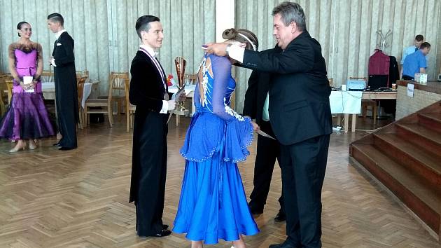 HOLÝŠOVSKÝ SÁL ožil sedmdesáti tanečními páry, které předvedly krásné taneční kreace.
