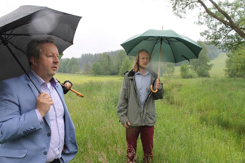 Ministr životního prostředí Richard Brabec si prohlédl obnovený rybník a vzniklé tůně v Nemanicích.