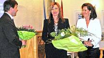 Magdě Rau (uprostřed) blahopřál k ocenění, které obdržela spolu s kyticí od Anne Lehr (vpravo), také starosta Furthu im Wald Johannes Müller. 