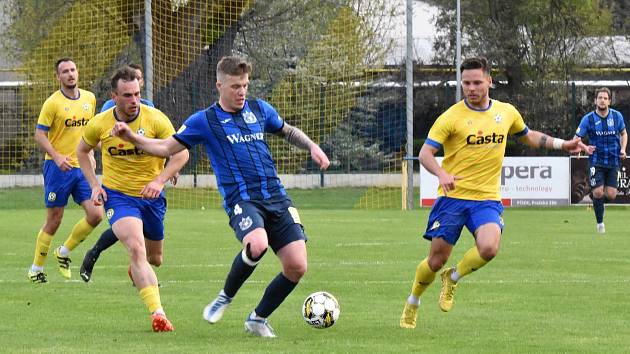 FORTUNA ČFL, skupina A, 25. kolo: FC Písek - TJ Jiskra Domažlice (na snímku fotbalisté v modrých dresech) 3:3 (1:1).