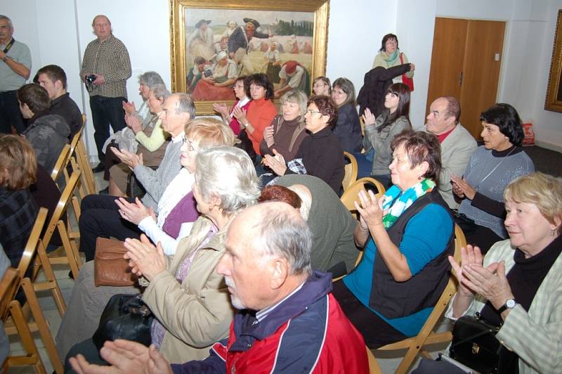 Vernisáž výstavy Barbory Motlové a Benedikta Tolara v domažlické galerii.