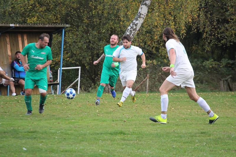 Sokol Babylon (v bílém) - Sokol Luženice (v zeleném) 0:1 (0:1).