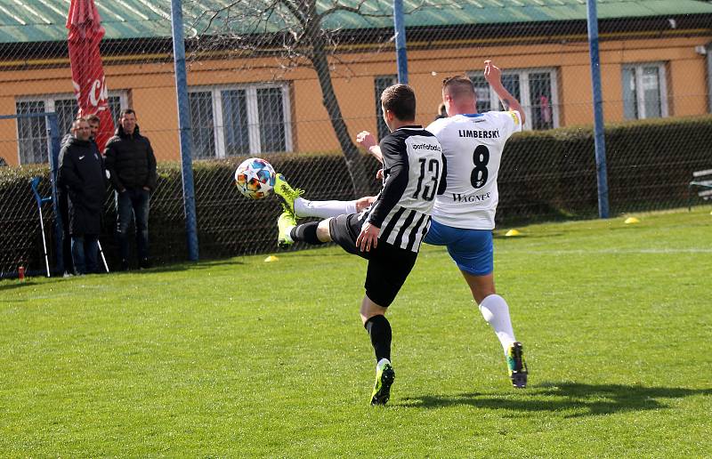 Když se fotbalisté TJ Jiskra Domažlice (na snímku hráči v bílých dresech) střetli s Admirou naposledy, byla z toho v Praze remíza 0:0. Teď se oba silné týmy utkají znovu na Střelnici.