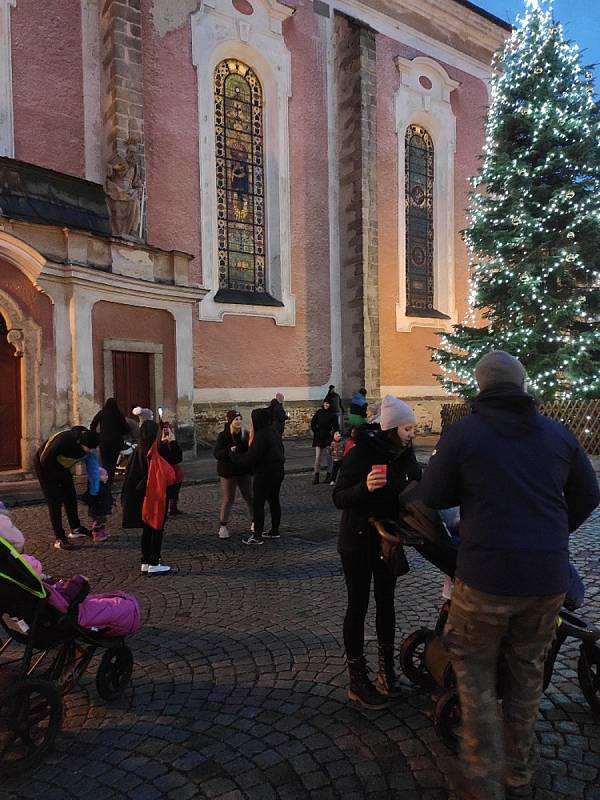 Rozsvícení vánočního stromku na náměstí Míru se uskutečnilo v sobotu před 17. hodinou.