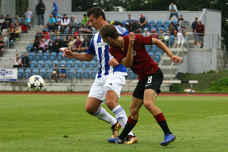 Fotbalisté Domažlic (na archivním snímku hráči v modrobílých dresech) prohráli na hřišti Benešova 3:5.