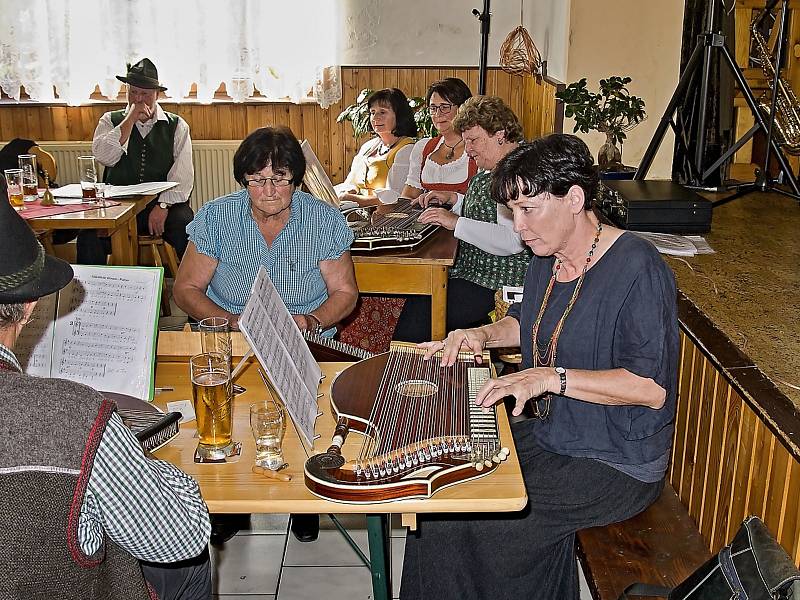 Ze setkání přátel harmonik v Loučimi