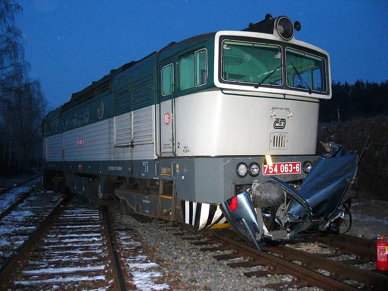 Z místa nehody osobního auta a vlaku.