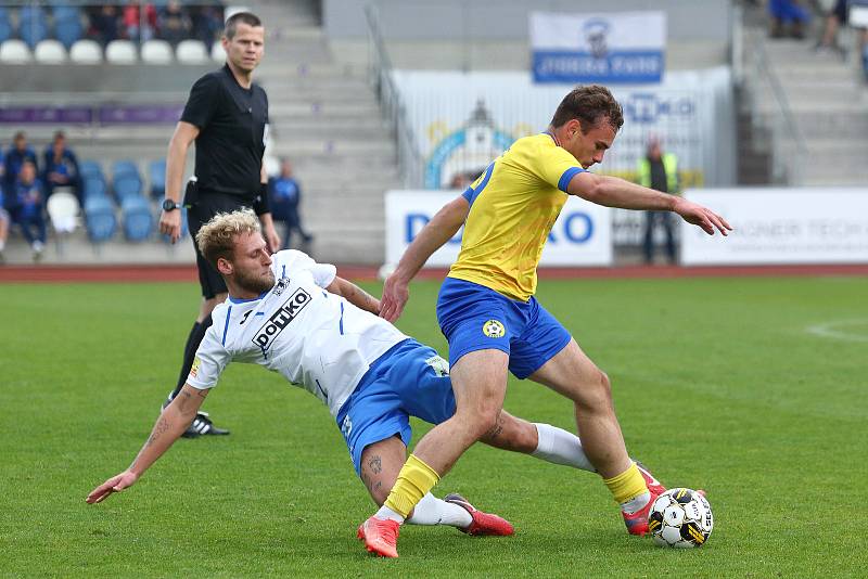 10. kolo FORTUNA ČFL, skupina A: TJ Jiskra Domažlice (na snímku fotbalisté v bílých dresech) - FC Písek 3:0 (2:0).