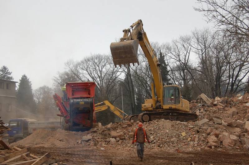 Demolice staré domažlické nemocnice. Stav z 26. a 28. února.