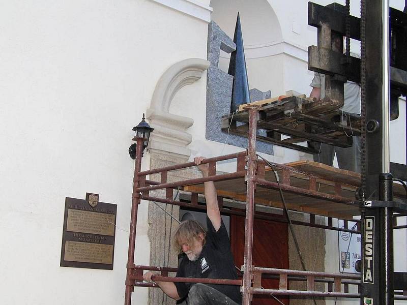 Z osazování sochy Václava Fialy na niku nad vchodem do domažlického kláštera Augustiniánů.