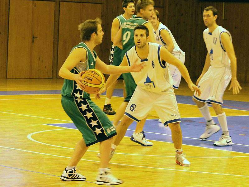 Z utkání basketbalistů Jiskry Domažlice s BK Sokolov.