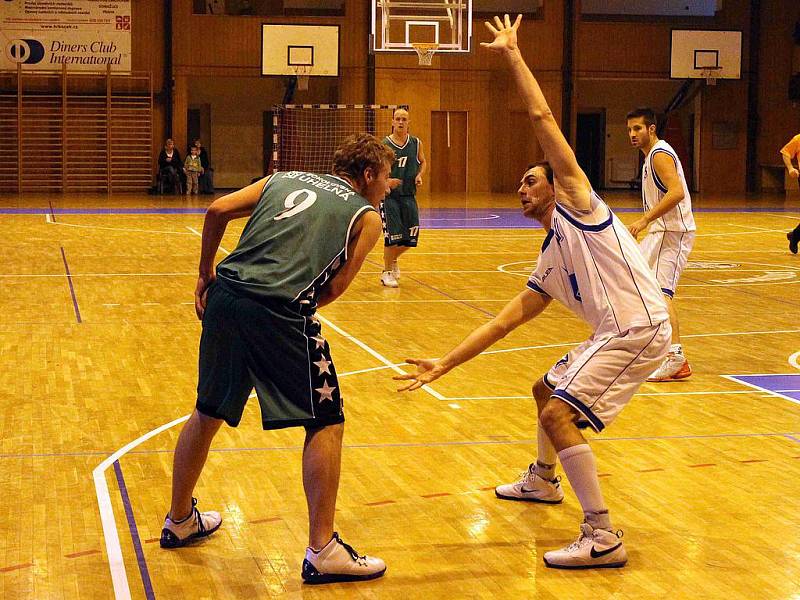 Z utkání basketbalistů Jiskry Domažlice s BK Sokolov.