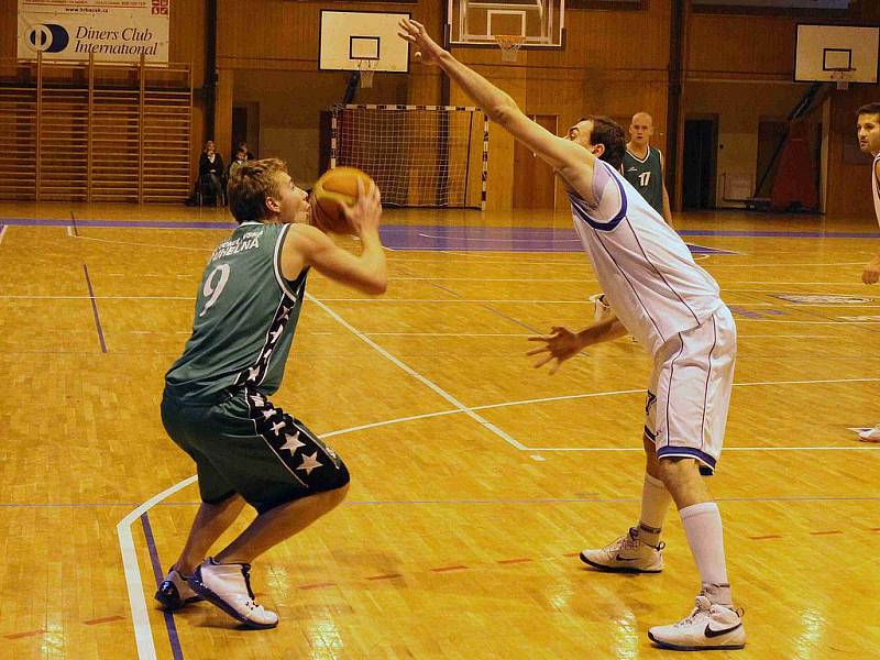 Z utkání basketbalistů Jiskry Domažlice s BK Sokolov.