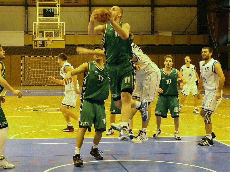 Z utkání basketbalistů Jiskry Domažlice s BK Sokolov.