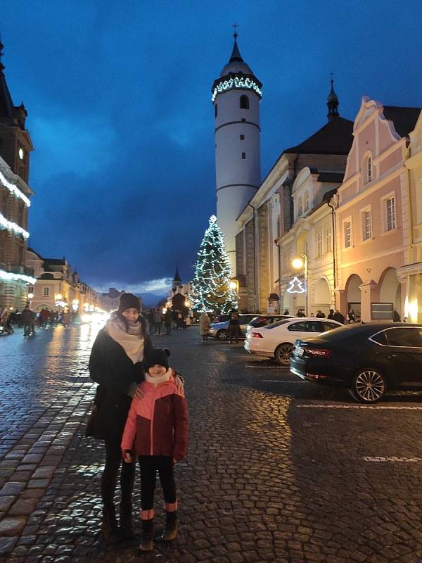 Rozsvícení vánočního stromku na náměstí Míru se uskutečnilo v sobotu před 17. hodinou.