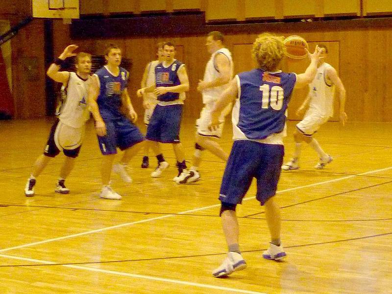 Z utkání basketbalistů Jiskry Domažlice s týmem ze Strakonic.