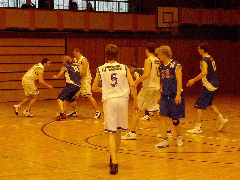 Z utkání basketbalistů Jiskry Domažlice s týmem ze Strakonic.