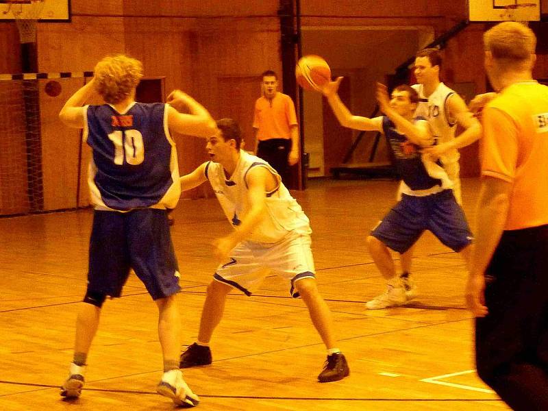 Z utkání basketbalistů Jiskry Domažlice s týmem ze Strakonic.