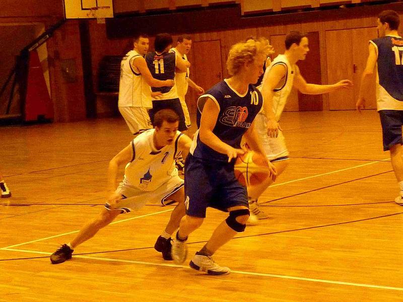 Z utkání basketbalistů Jiskry Domažlice s týmem ze Strakonic.