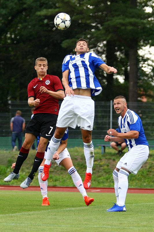 Fotbalisté Domažlic (na archivním snímku hráči v modrobílých dresech) prohráli na hřišti Benešova 3:5.