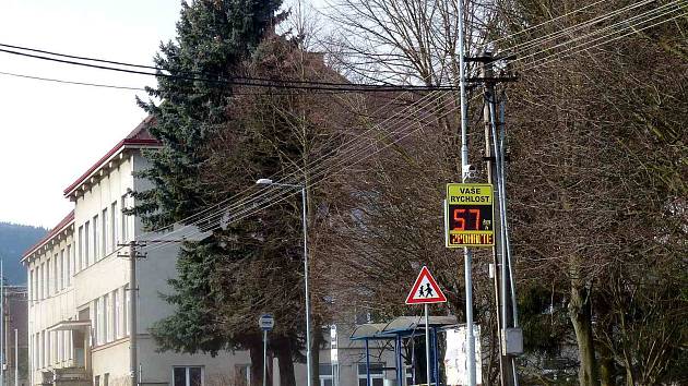 MĚŘIČ RYCHLOSTI je umístěn v Klenčí pod Čerchovem v blízkosti autobusové zastávky v sousedství Masarykovy základní školy.