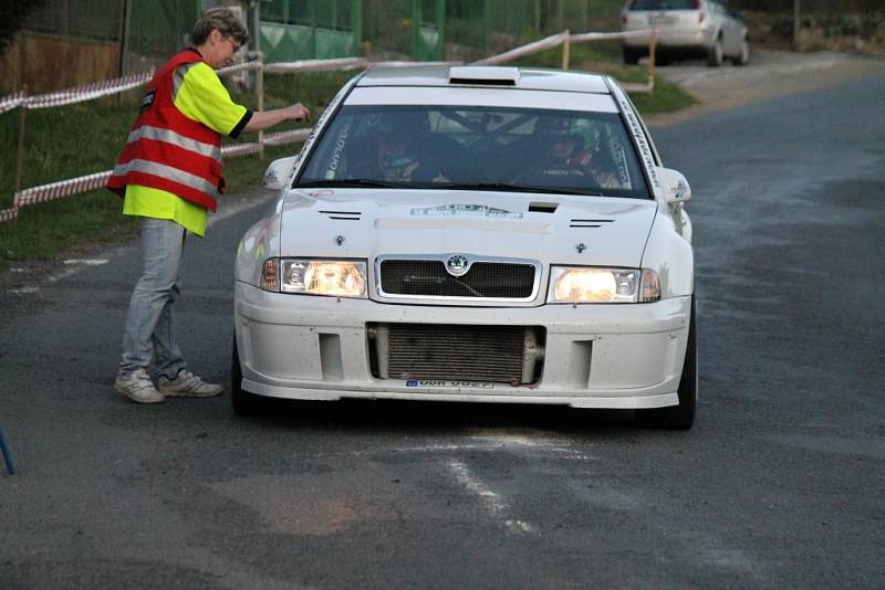 Cíl jedné rychlostní zkoušky byl opět na Hájovně u Kdyně. A vozy WRC přilákaly mnohem víc diváků než v předešlých letech. Auta diváků stála až do staré Kdyně.