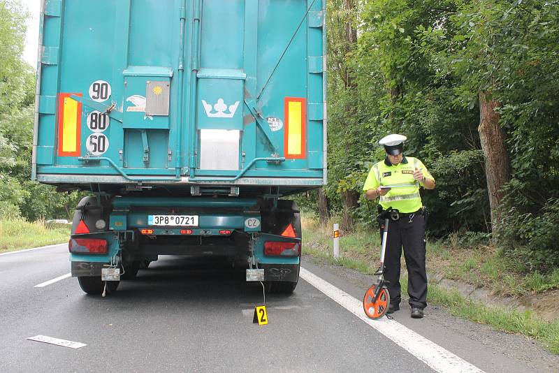 Doprava je řízena kyvadlově Policisty v jednom jízdním pruhu.