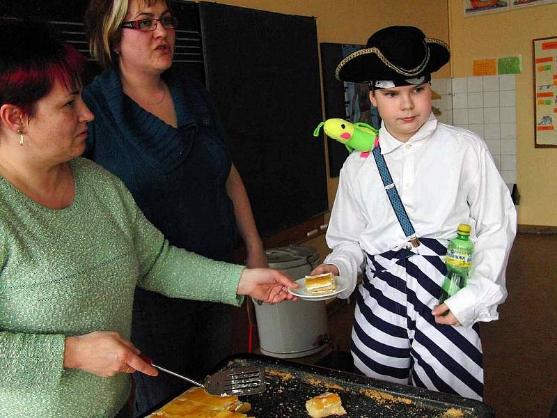  Postřekovská škola zpříjemnila den zápisu budoucím prvňáčkům pirátskou hrou a šátky.