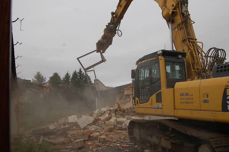 Demolice MŠ Poběžovice, středa 19. října 2011.