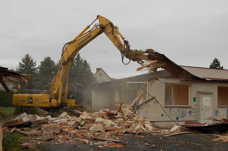 Demolice MŠ Poběžovice, středa 19. října 2011.