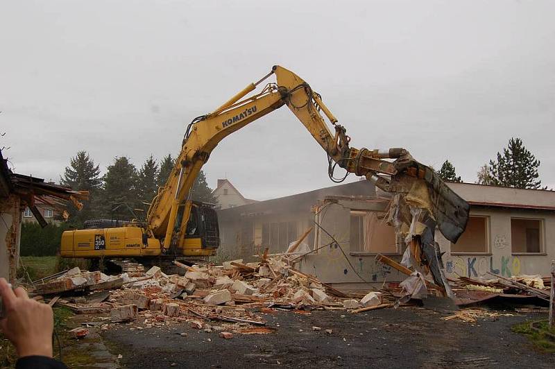 Demolice MŠ Poběžovice, středa 19. října 2011.