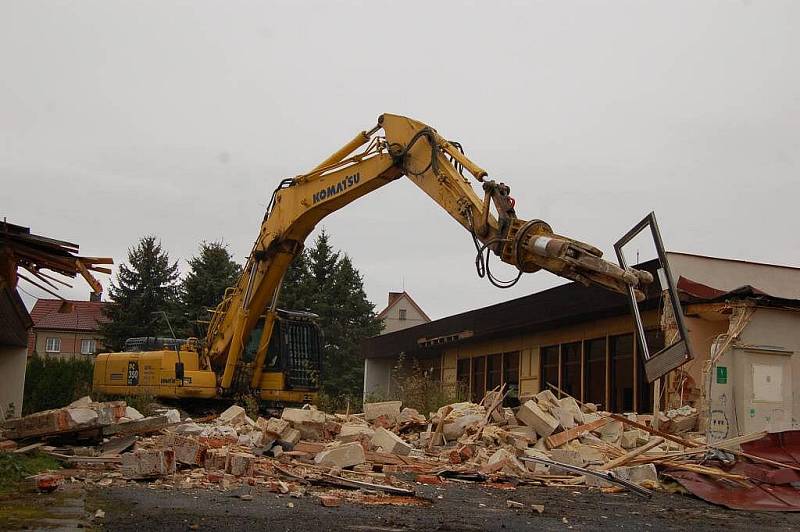 Demolice MŠ Poběžovice, středa 19. října 2011.