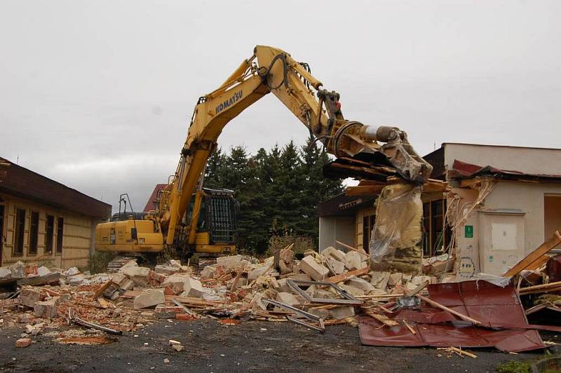 Demolice MŠ Poběžovice, středa 19. října 2011.