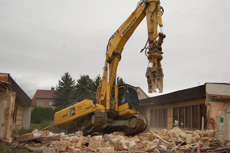 Demolice MŠ Poběžovice, středa 19. října 2011.