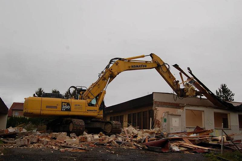 Demolice MŠ Poběžovice, středa 19. října 2011.