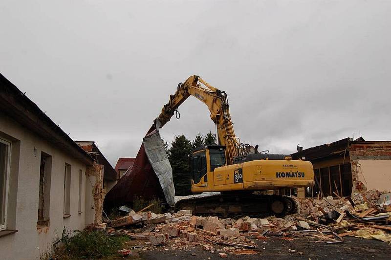 Demolice MŠ Poběžovice, středa 19. října 2011.