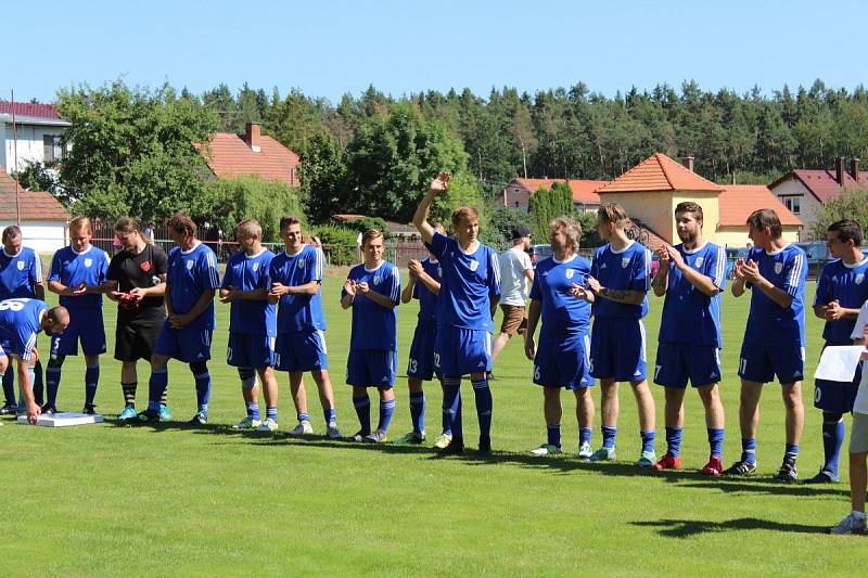 Přátelský zápas na oslavu 55 let herce Ivana Trojana v Krchlebech: šKrchlebský samet - Real Top Praha 6:10.