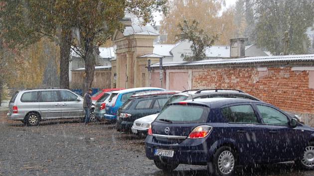 PLNÁ PARKOVIŠTĚ PŘED HŘBITOVY. Předdušičkový víkend využily stovky lidí k návštěvě hřbitovů. 