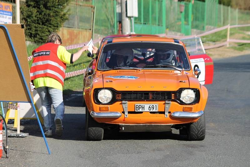 Cíl jedné rychlostní zkoušky byl opět na Hájovně u Kdyně. A vozy WRC přilákaly mnohem víc diváků než v předešlých letech. Auta diváků stála až do staré Kdyně.