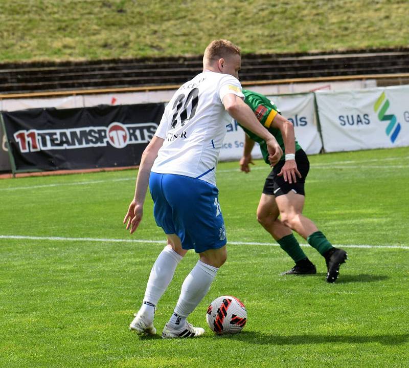 Ve 25. kole loňské sezony fotbalisté TJ Jiskra Domažlice (na snímku hráči v bílých dresech) prohráli v Sokolově 0:3. Jak utkání na Baníku dopadne tentokrát?