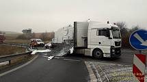 Kamion převrátil náklad u Draženova.