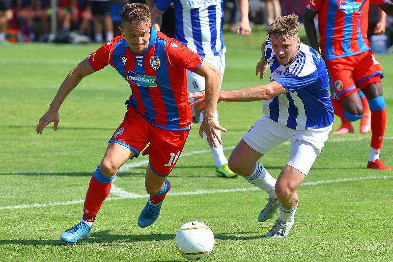 Fotbalisté Domažlic (na archivním snímku hráči v modrobílých dresech) prohráli na hřišti Benešova 3:5.