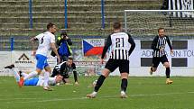 Fotbalisté TJ Jiskra Domažlice (na archivním snímku hráči v bílých dresech) prohráli v neděli dopoledne na hřišti příbramského béčka 0:2.