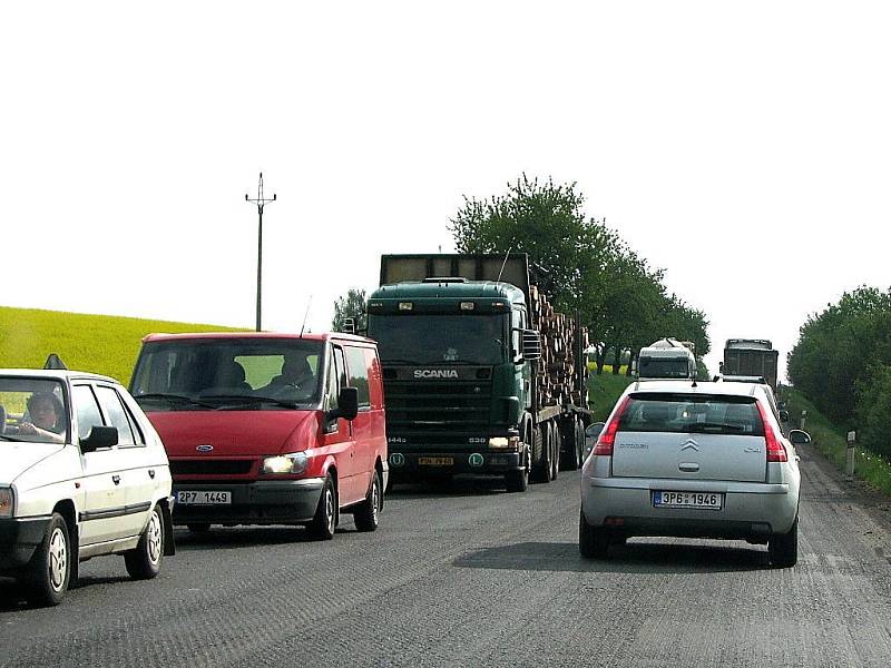 Silnice mezi Semošicemi a Vránovem dnes kolem deváté ranní.