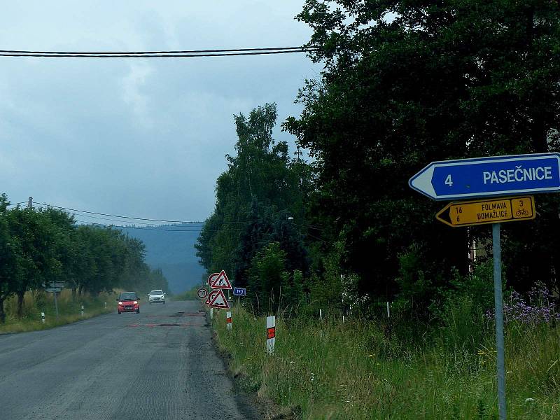 Silnice mezi Domažlicemi, Havlovicemi a komunikací I/26 je vyfrézovaná.