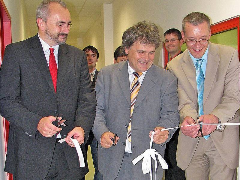 Pásku s představiteli firmy přestřihl i starosta H. Týna Josef Holeček (uprostřed).