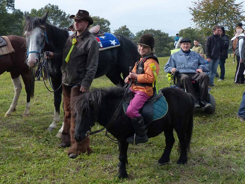 Anička Nová se Hubertovy jízdy zúčastnila s tatínkem Tomášem.